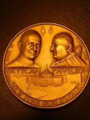 1964-1965 New York Worlds Fair Vatican Village Coin Popes & Michelangelo