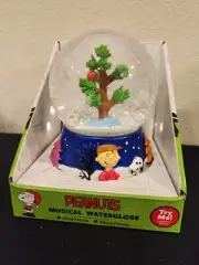 New Peanuts Christmas Tree Musical Waterglobe/Snowglobe Plays LINUS & LUCY