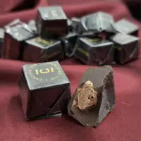 在飛比找蝦皮購物優惠-【嘴甜甜】 CHOCOVIA方形黑巧夾心巧克力 200公克 