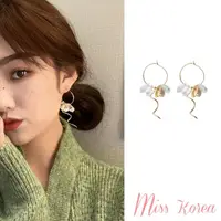 在飛比找momo購物網優惠-【MISS KOREA】韓國設計氣質波浪線條透明水晶串珠耳環