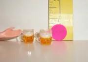 DOLLHOUSE MINIATURE HANDMADE SET OF 2 BEERS BEER DRINKS IN MUGS NO DOLL A17
