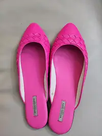 在飛比找Yahoo!奇摩拍賣優惠-Bottega veneta全新BV桃紅色拖鞋平底鞋 有鞋盒