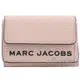 【全新現貨 補9個】茱麗葉精品 MARC JACOBS 馬克賈伯 品牌LOGO牛皮三折扣式小短夾.粉現金價$2,280