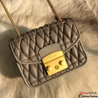 在飛比找Yahoo!奇摩拍賣優惠-潮牌 FURLA 時尚新寵兒 小號羊皮灰色翻扣小方包 肩背包