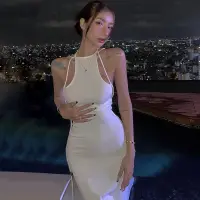 在飛比找露天拍賣優惠-台灣現貨泰國海邊度假波西米亞風白色長裙 韓版新品時尚掛脖緊身