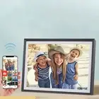 Eleganter kabelloser digitaler Bilderrahmen mit lebendigem Touchscreen-Display