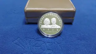 西元2016年發行，中央造幣廠製，第十四任總統副總統就職紀念銀幣，1盎斯，純銀999，面額200元，原盒證，美品