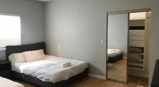 中城三卧室三浴室六張大號牀大型公寓Large 3 Bedroom 3 Bathroom Mid City 6 Queen Beds.