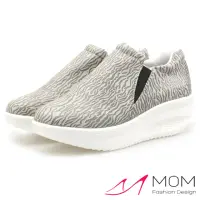 在飛比找momo購物網優惠-【MOM】個性火焰壓紋時尚休閒搖搖鞋(灰)