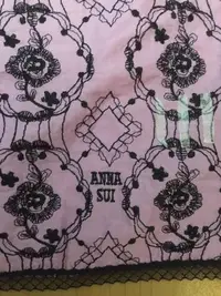 在飛比找Yahoo!奇摩拍賣優惠-ANNA SUI 安娜蘇 專櫃品牌 經典款小方巾 ~(全新品