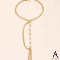 在飛比找momo購物網優惠-【ANGEL】珍珠串鍊迷人拼接設計吊墜手指鍊(金色)