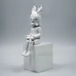 【撒旦玩具 SATANTOYS】預購 JOENG 韓國設計師 FLOWER JIRO 豬頭兔 坐姿 白色款 藝術潮玩擺件