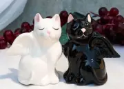 Ceramic Black White Angel Kitty Cats Devil Or Angel Salt And Pepper Shakers Set