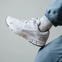 在飛比找蝦皮購物優惠-【NIKE ZOOM VOMERO 5】全白 全黑｜復古 慢