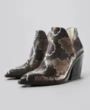 VINCE CAMUTO Gigietta Snakeskin Print Ankle Boots Size 5 NEW New in box