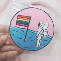 在飛比找蝦皮購物優惠-私奔到月球 / 彩虹旗LGBTQ太空人登陸月球文創徽章燙布貼