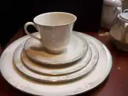 Sophistication - by ROYAL DOULTON 5 Piece Diner Set + Extra Cup & Saucer