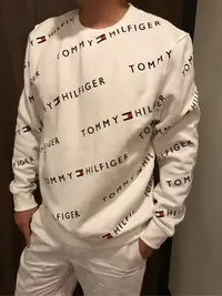 在飛比找Yahoo!奇摩拍賣優惠-美國代購Tommy Hilfiger 秋冬新款滿版大學T