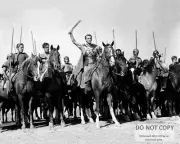 KIRK DOUGLAS IN "SPARTACUS" - 8X10 PUBLICITY PHOTO (MW-407)