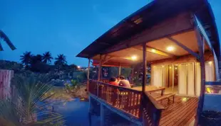 拉哈特的4臥室獨棟住宅 - 2500平方公尺/3間專用衛浴Tung's Tropika - with a wooden hut by a lake