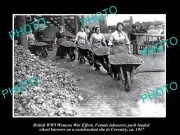 OLD 8x6 HISTORIC PHOTO OF BRITISH WWI WOMENS WAR EFFORT FEMALE LABOURERS 1917