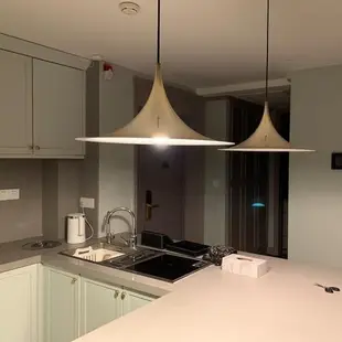 丹麥GUBI-semi單頭餐桌餐廳吊燈設計師款極簡吧臺金屬飛碟喇叭燈