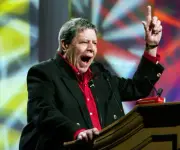 Entertainer Jerry Lewis gives the keynote address at the opening s - Old Photo