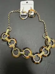 C1946 LUCITE & RHINESTONE TOURTOUS NECKLACE AND EARRING SET