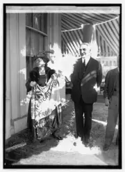 Photo:Mrs. Cabot Stevens & Pres. Harding