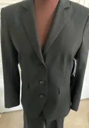 Theory Women's NWT Pantsuit Size 4 Black. Classic business look, wool blend.