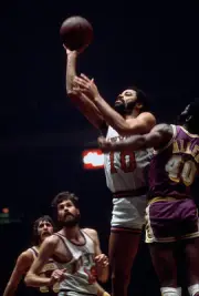 Walt Frazier New York Knicks shoots over Lucius Los Angeles Laker- 1974 Photo