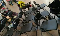 在飛比找Yahoo!奇摩拍賣優惠-亞毅辦公家具 全省服務 黑色折合椅 大學椅 禮堂椅 工業風 
