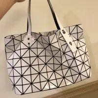 在飛比找蝦皮購物優惠-BAOBAO ISSEY MIYAKE 經典白7x12托特包