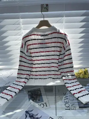現貨#MIU MIU 新品針織上衣條紋元素麻花鉤花紋理清爽減齡簡約