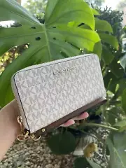 Michael Kors Jet Set Travel Women`s Wallet - Vanilla