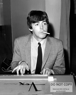 PAUL McCARTNEY LEGENDARY SINGER SONGWRITER THE BEATLES - 8X10 PHOTO (BT-859)
