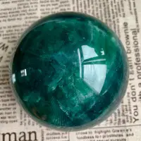 在飛比找Yahoo!奇摩拍賣優惠-247天然綠螢石水晶球擺件綠色水晶原石打磨屬木客廳辦公家居喬