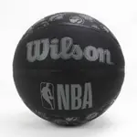 【WILSON 威爾森】NBA ALL TEAM 7號籃球 隊徽球 耐磨 合成皮 室內外 黑灰 WTB1300