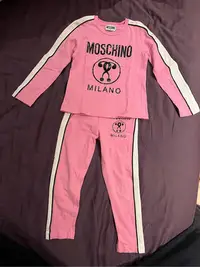 在飛比找Yahoo!奇摩拍賣優惠-Moschino Kid 粉色運動服套裝（3歲）