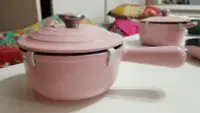 在飛比找Yahoo!奇摩拍賣優惠-法國Le Creuset 16公分粉色單柄鑄鐵鍋