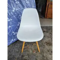 在飛比找蝦皮購物優惠-香榭二手家具*經典北歐風白色造型餐椅-塑膠椅-簡餐椅-麻將椅