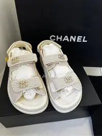 在飛比找Yahoo!奇摩拍賣優惠-近全新Chanel 夯款涼鞋（黃金尺寸37）