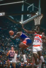 Walter Davis Phoenix Suns passes the ball to Bayard Forrest v the - Old Photo