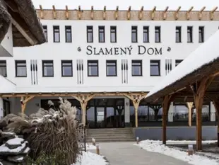 Hotel Slamený dom