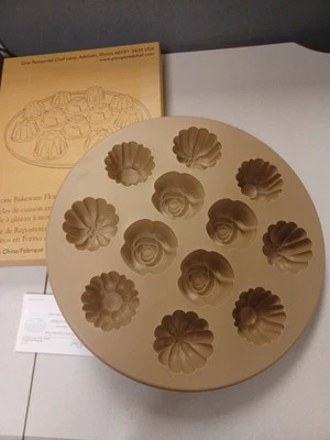 NIB Pampered Chef Silicone Floral Cupcake Pan Mold #1613 Baking