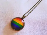 在飛比找Yahoo!奇摩拍賣優惠-【寶來塢】六色彩虹古銅色項鍊 婚姻平權 同性婚姻 LGBT 