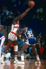 Bob Dandridge Washington Bullets passes the ball over the top of D- Old Photo