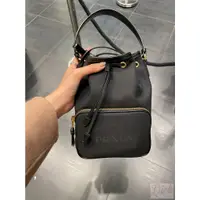 在飛比找蝦皮購物優惠-【歐洲outlet正品】PRADA 金屬 LOGO 皮革 郵