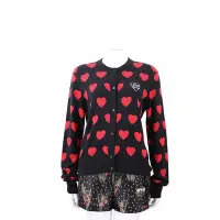 在飛比找Yahoo奇摩購物中心優惠-LOVE MOSCHINO 紅心滿版黑色開襟針織羊毛衫 小外