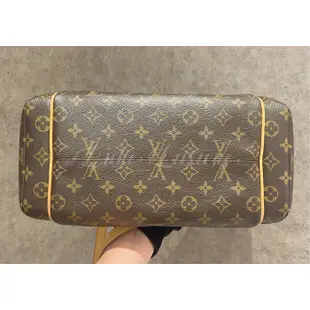 【黎都精品】LV 路易威登 LOUIS VUITTON Ｍ56689 老花 字紋 中款新型 雙口袋天心包 肩背包 側背包